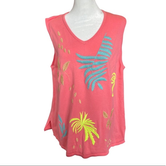 Bright tunic with embroidered details - Picture 1 of 3